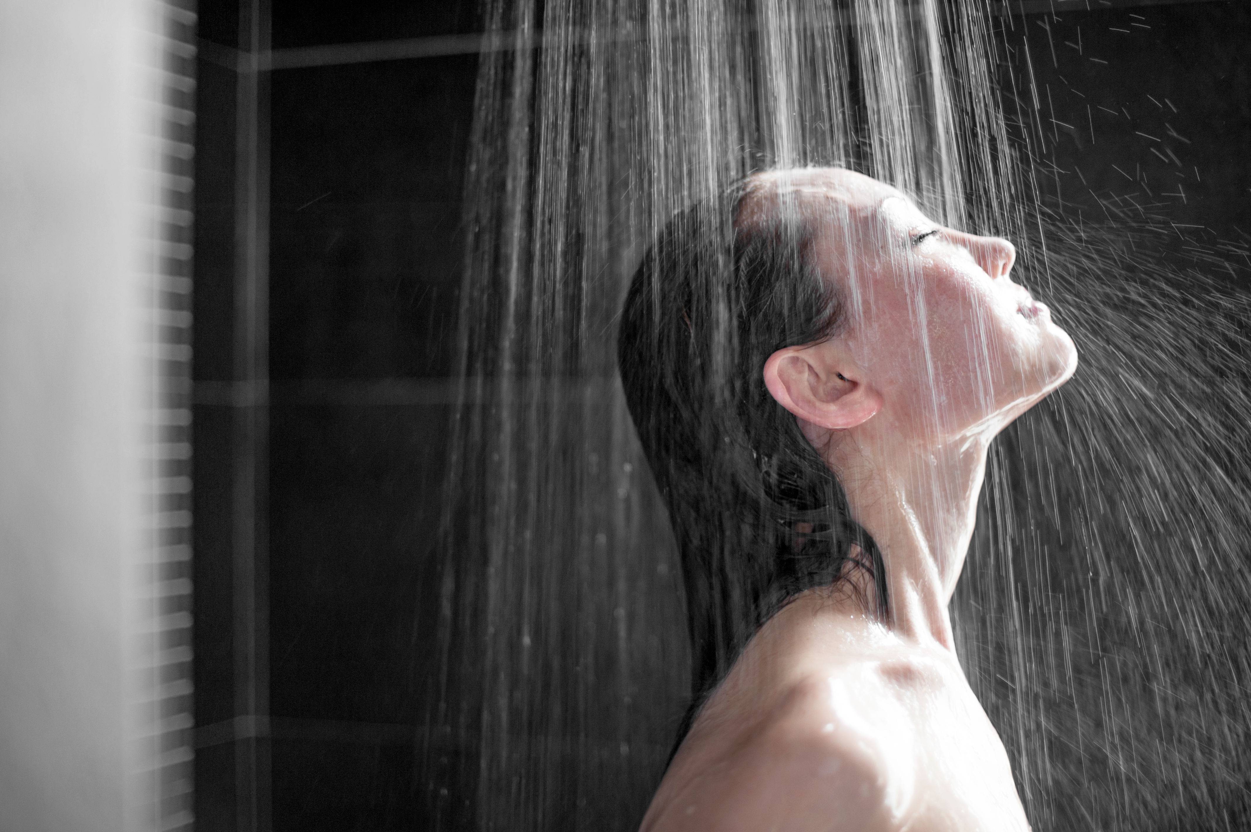She a shower now. Человек в душе. Человек под душем.
